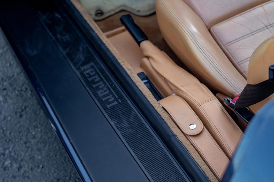 Детали интерьера Ferrari F355 Spider 1995 года  (фото 76 из 149)